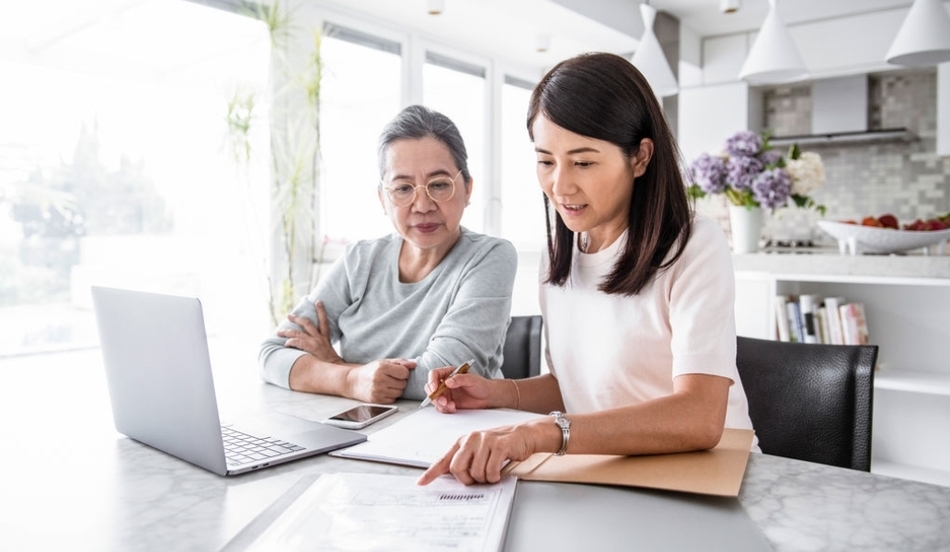 Mother daughter laptop